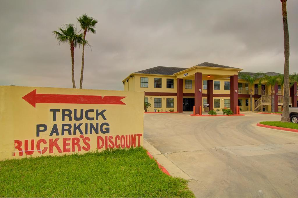 Deluxe Inn And Suites Raymondville Exterior photo